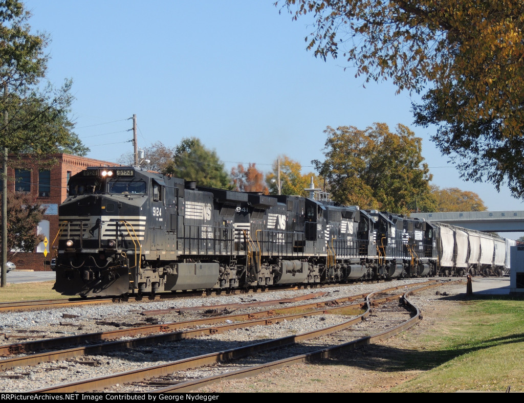 NS 9124 / 9941 / 6075 / 5552 & 5089 (High-hood) leading a mixed freight train